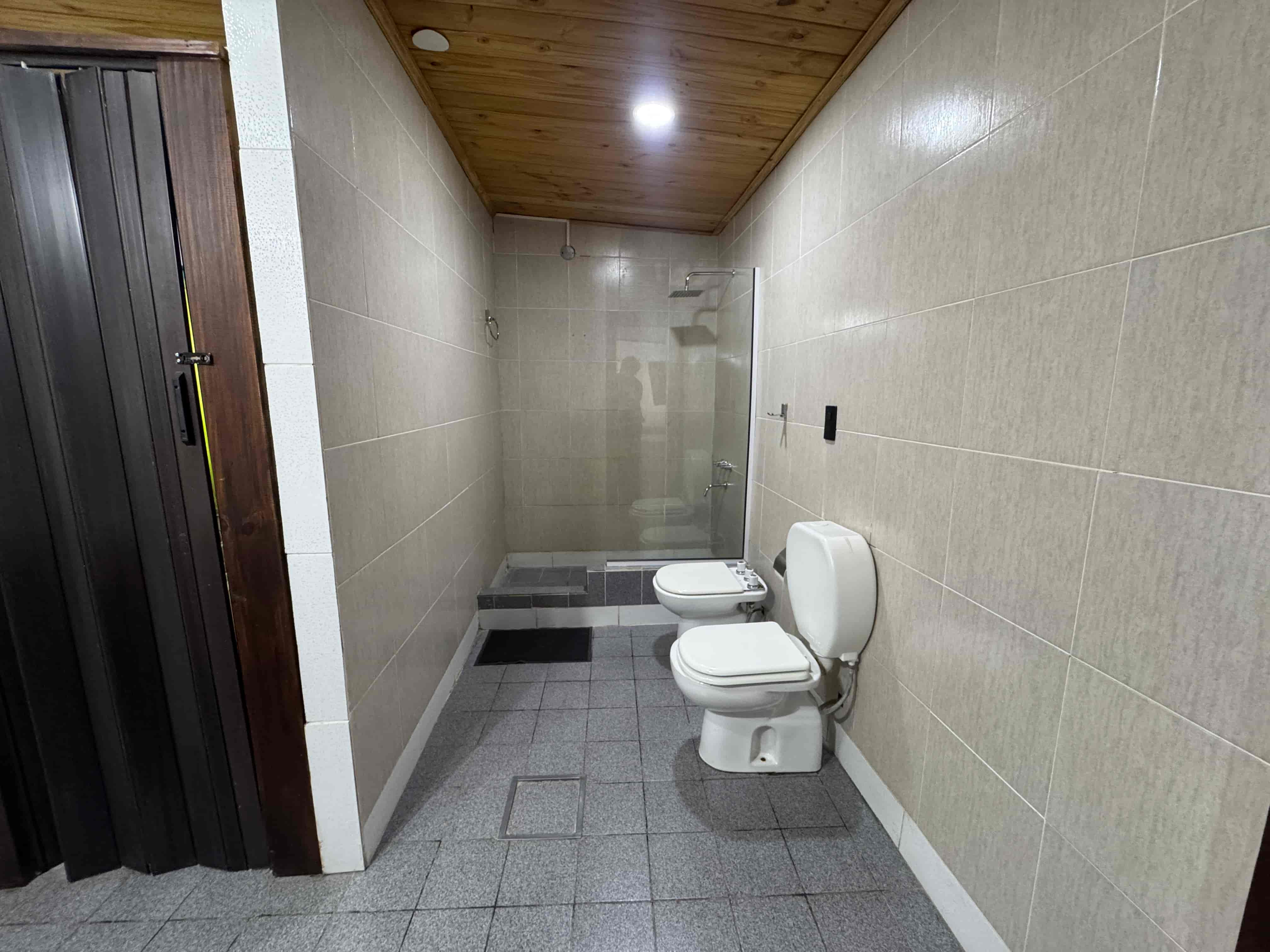 Baño con ducha y mampara de vidrio