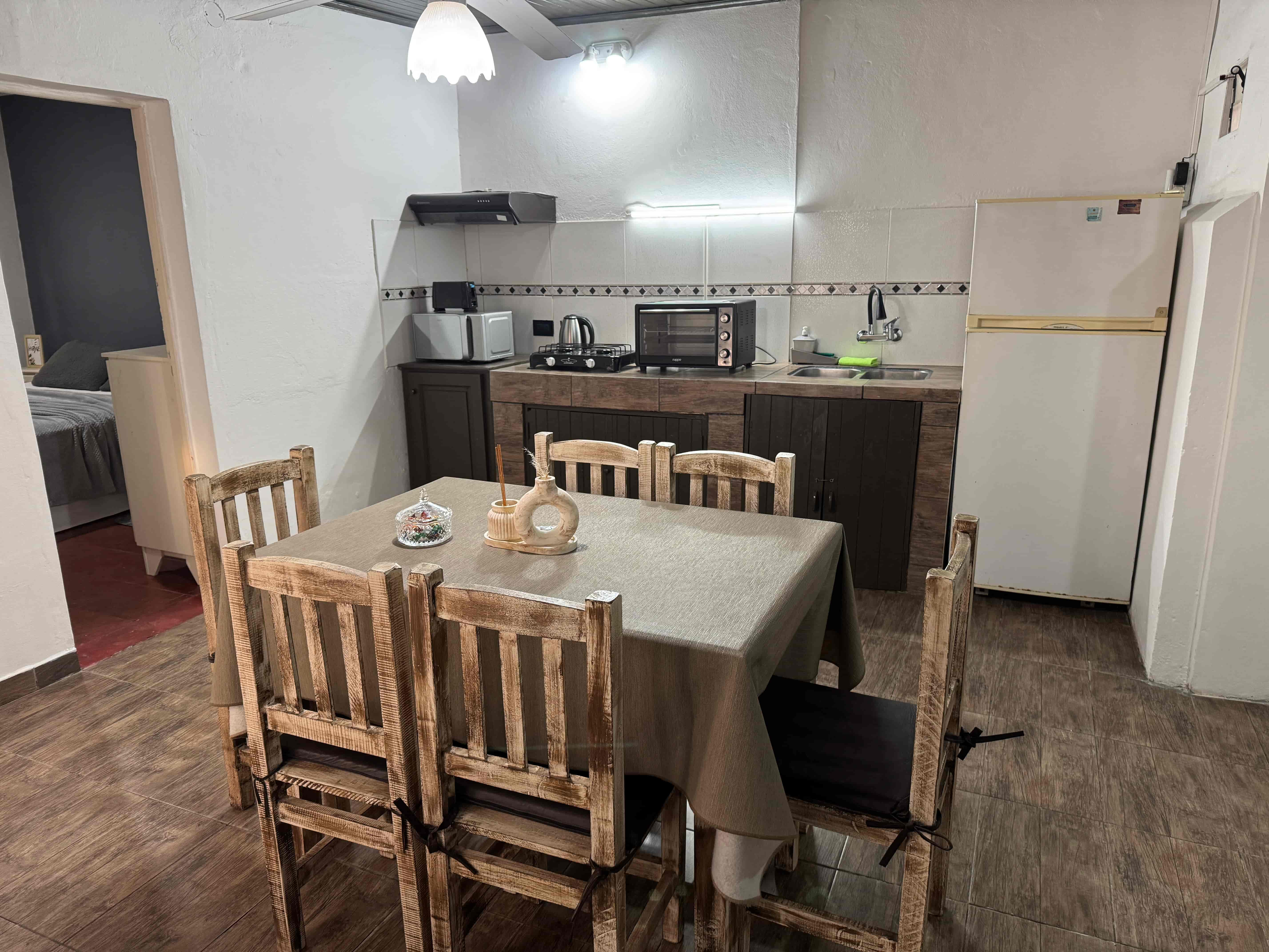 Comedor con la cocina al fondo