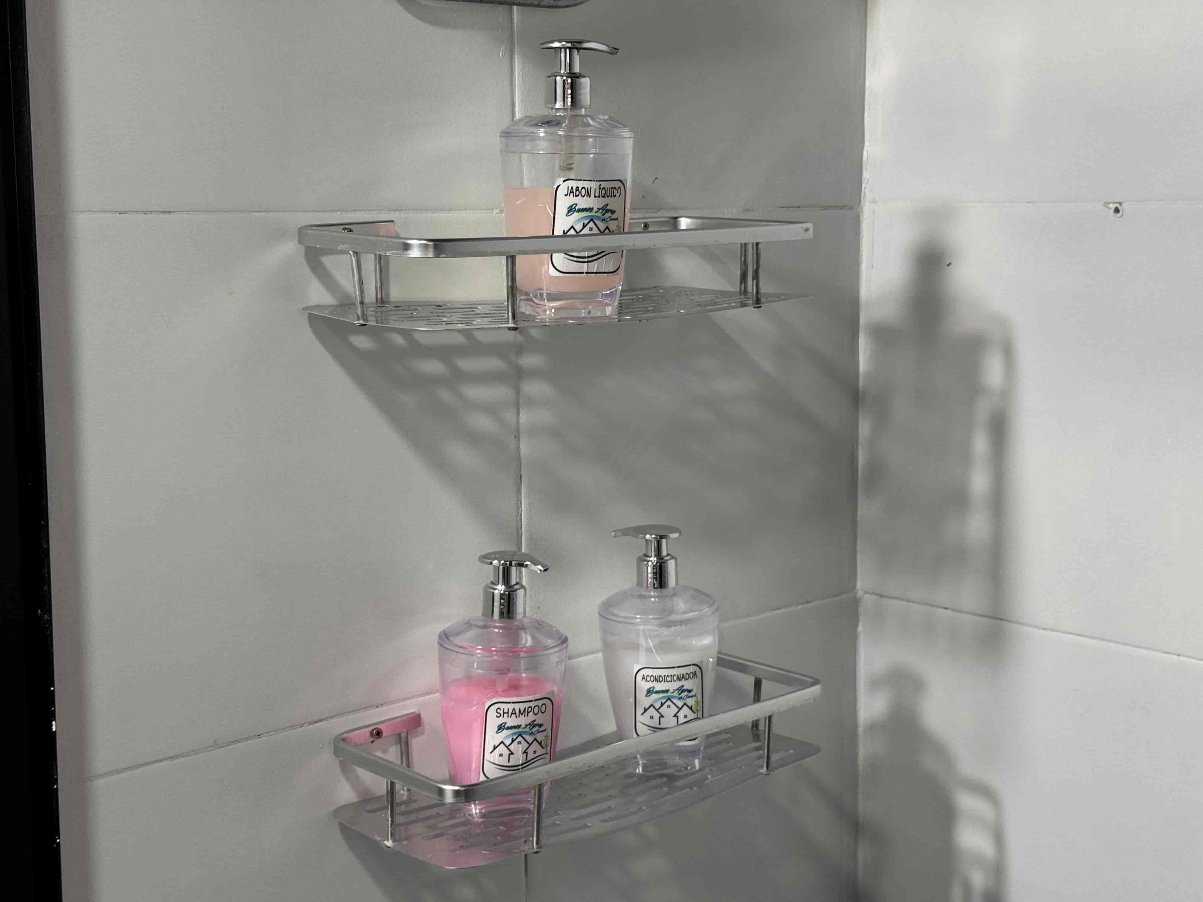 Amenities de cortesía: shampoo, acondicionador y jabón