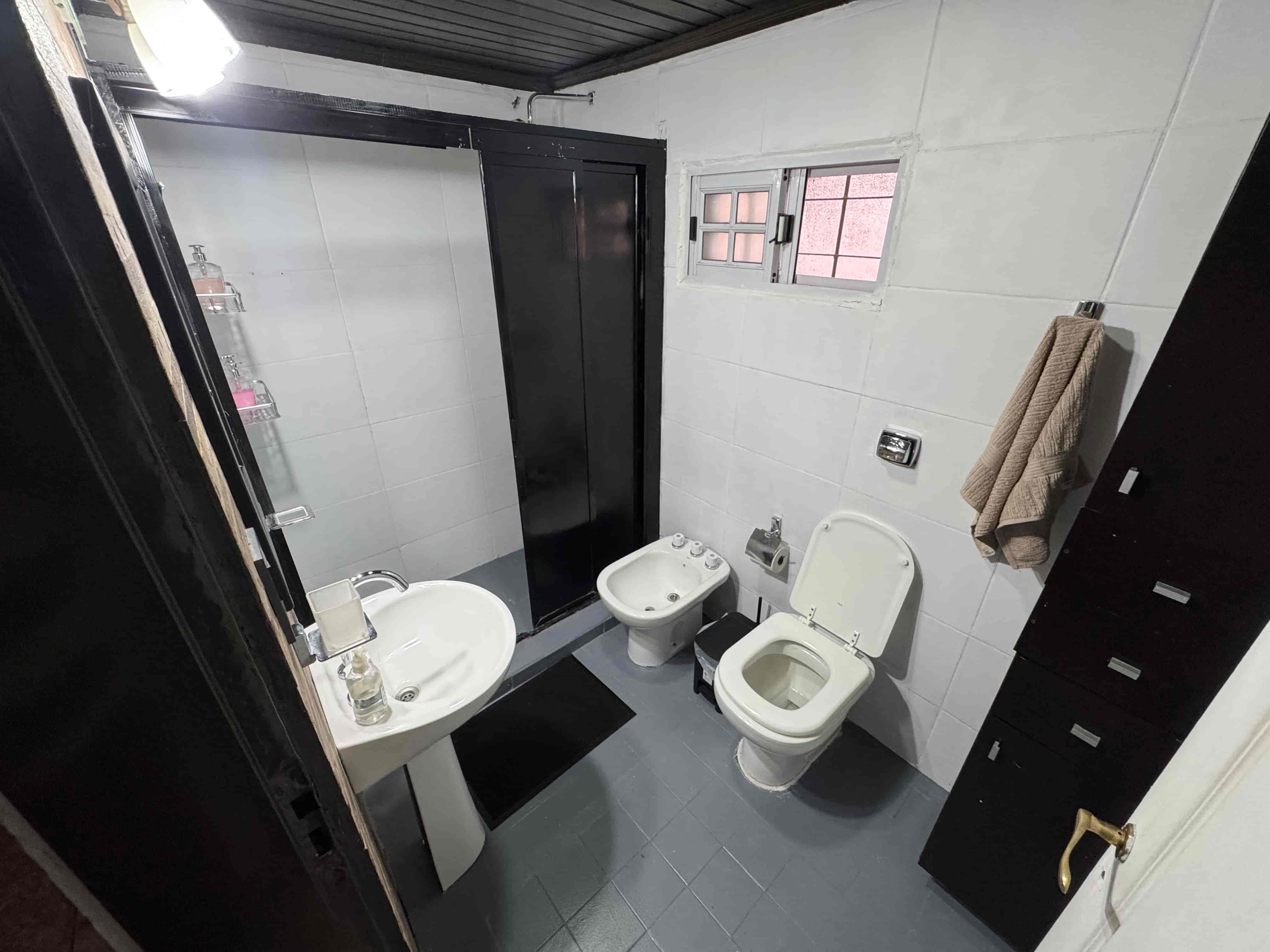 Baño con inodoro, bidet y ducha