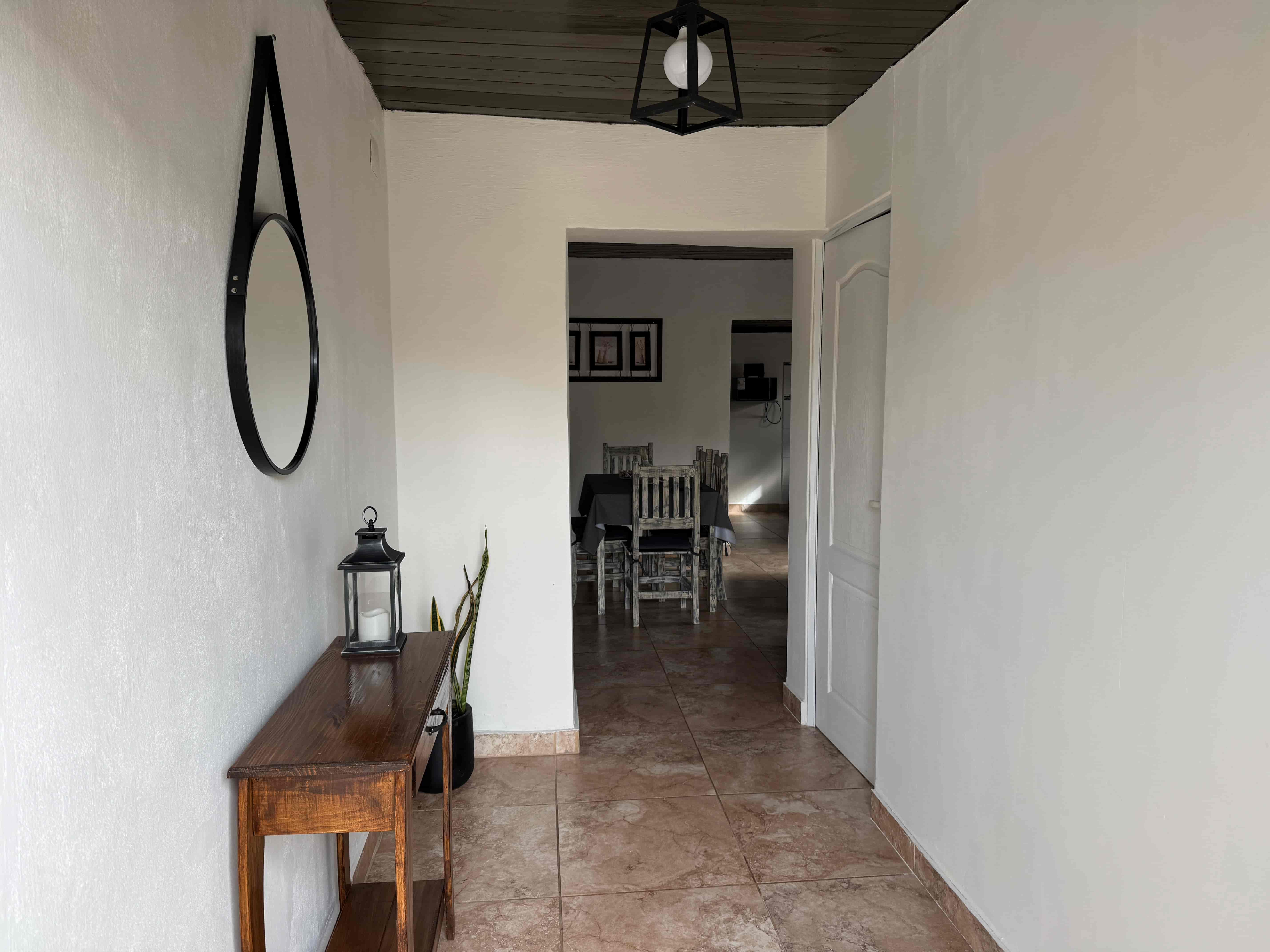 Hall interior con vista al comedor